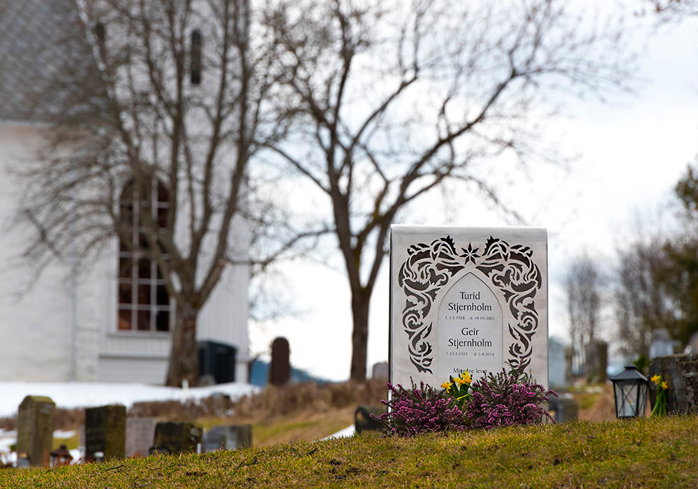 Gravstøtte i rustfritt stål. Lørenskog kirke. (illustrasjonsbilde)